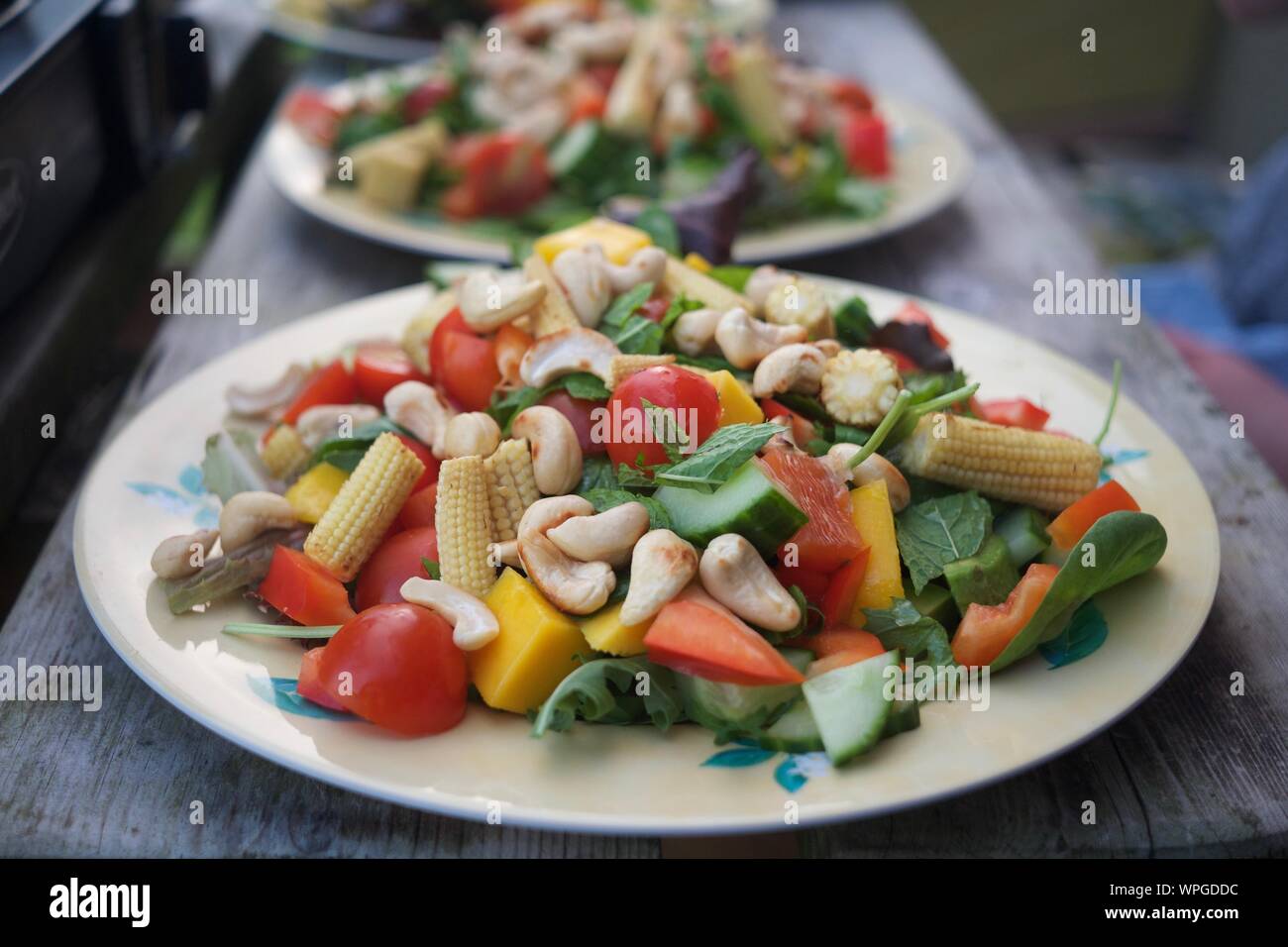 Vegano insalata estiva caricato con verdure e dadi Foto Stock