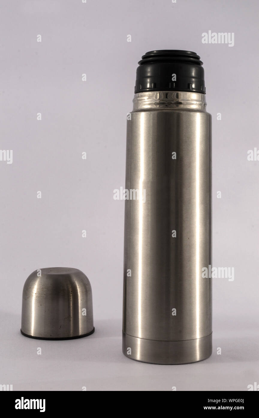 Acciaio inossidabile beuta a vuoto isolato su sfondo bianco Foto Stock