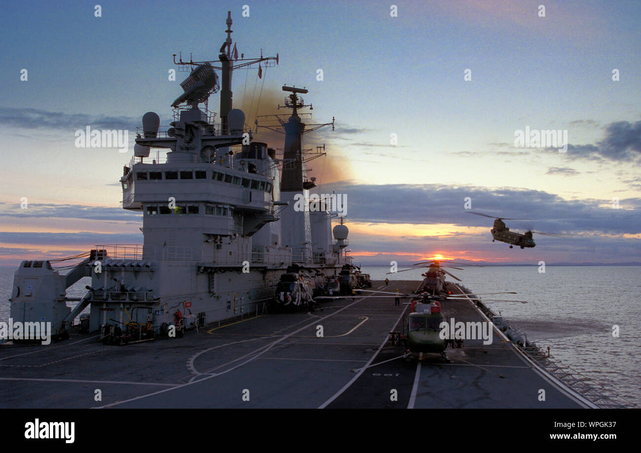 La Royal Navy portaerei HMS Invincible nel ruolo di anfibio, con un Tactical Air Group (TAG) imbarcato come pure Royal Marines durante la fine degli anni novanta. Un Chinook decolla con Lynx e Seaking Mk4's variava sul ponte Foto Stock