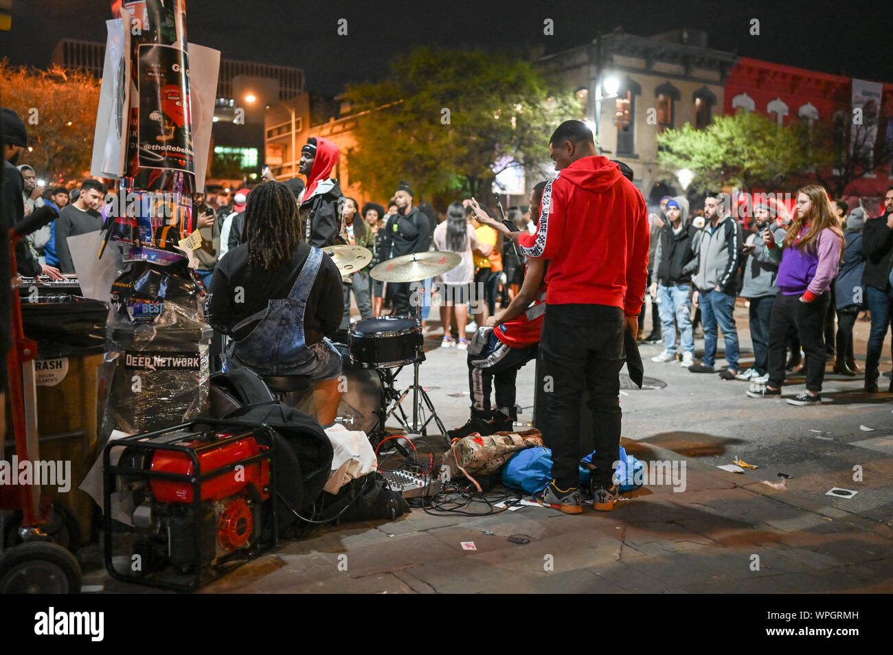 Sesta Strada di notte a Austin in Texas durante SXSW Festival in marzo 2019. Questa strada storica è famosa per la sua musica dal vivo bar. Foto Stock