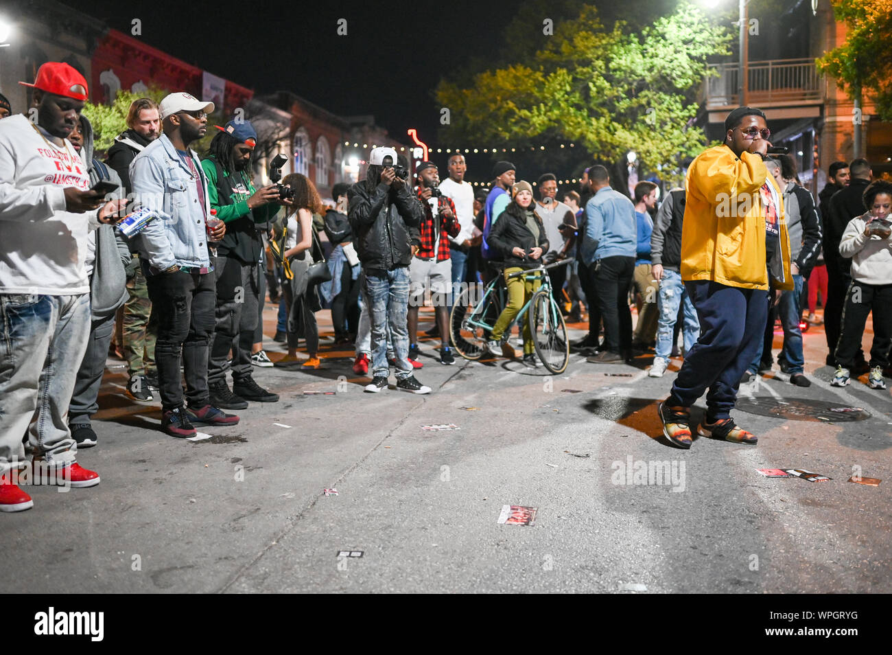 Sesta Strada di notte a Austin in Texas durante SXSW Festival in marzo 2019. Questa strada storica è famosa per la sua musica dal vivo bar. Foto Stock