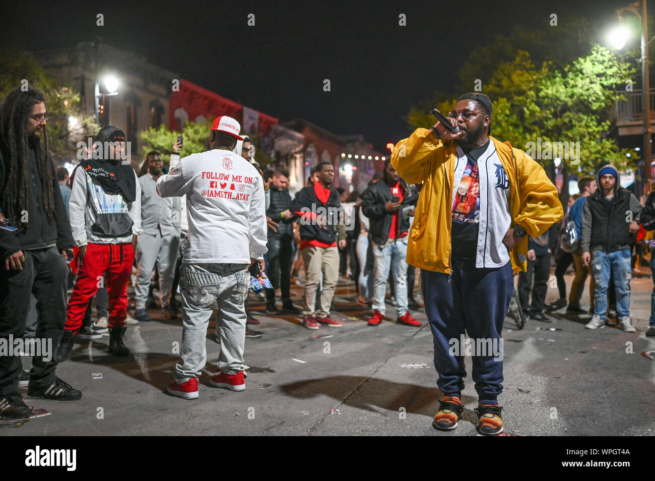 Sesta Strada di notte a Austin in Texas durante SXSW Festival in marzo 2019. Questa strada storica è famosa per la sua musica dal vivo bar. Foto Stock