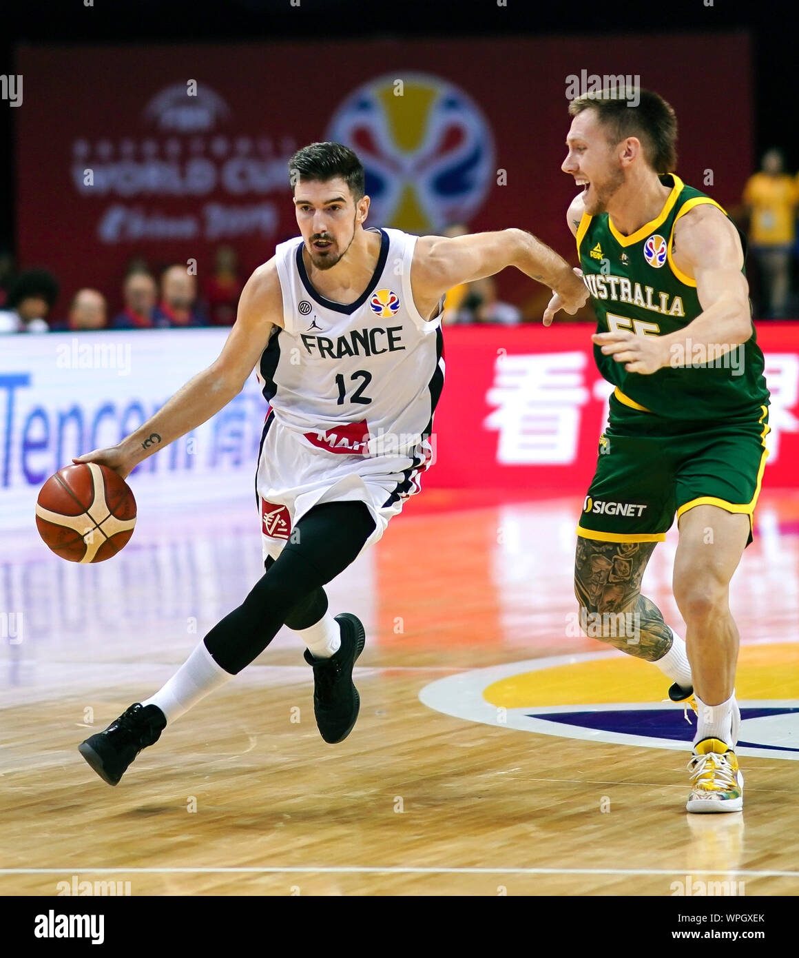 (190909) -- NANJING, Sett. 9, 2019 (Xinhua) -- nando de colo (L) della Francia si rompe durante il gruppo L match tra Francia e Australia al 2019 FIBA World Cup in Nanjing East cinese della provincia di Jiangsu, Sett. 9, 2019. (Xinhua/Li Xiang) Foto Stock