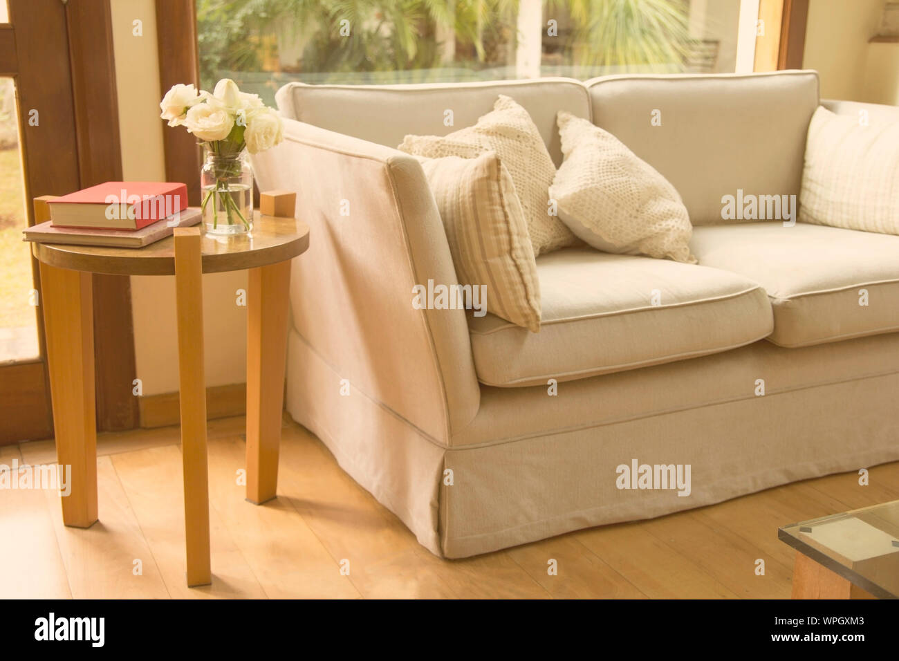 Grazioso salotto con un comodo divano. Immagine filtrata. Foto Stock