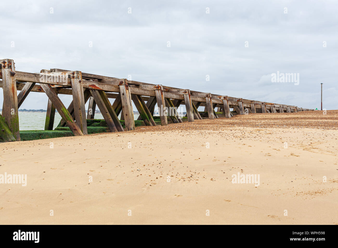 Landguard Point felixstowe SUFFOLK REGNO UNITO vecchio molo in legno Foto Stock