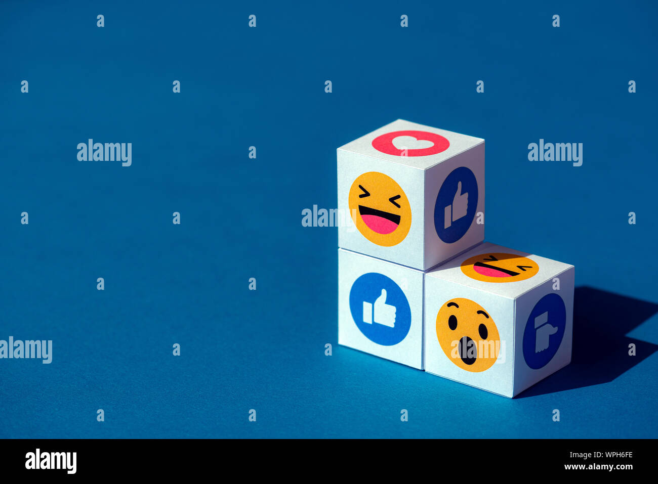 Kiev, Ucraina - 9 Settembre 2019: Una carta a cubetti con emojis stampato da Facebook Messenger, uno dei più grandi e famosi in tutto il mondo la rete sociale. Foto Stock