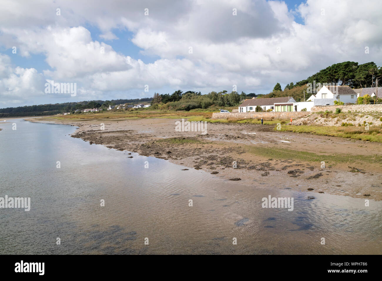 Il villaggio di Malltraeth sul Afon Cefni e Cefni estuario, Anglesey, Galles REGNO UNITO Foto Stock