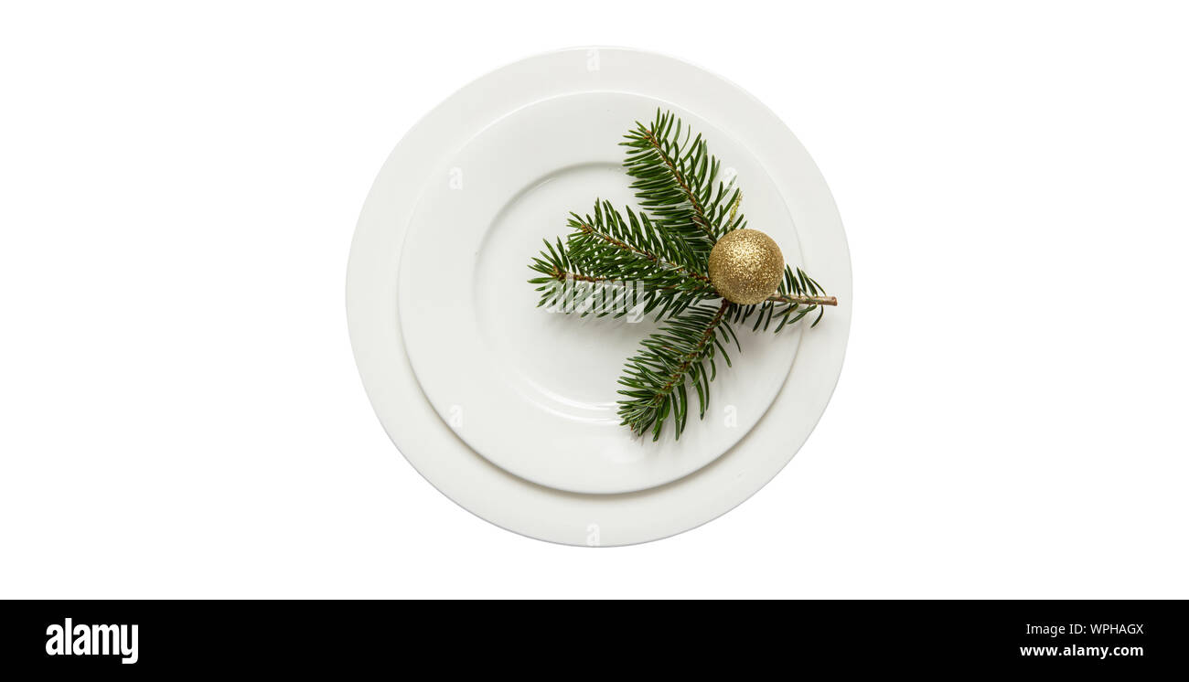 Anno nuovo, cena natale impostazione tabella. Abete ramoscello sul set di bianco di piatti isolati intaglio, sfondo bianco, vista dall'alto Foto Stock