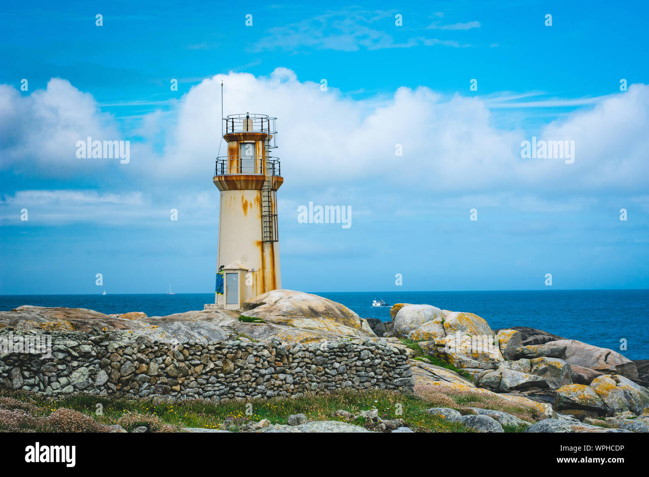 Il vecchio faro arrugginito in Muxia, Spagna. Foto Stock