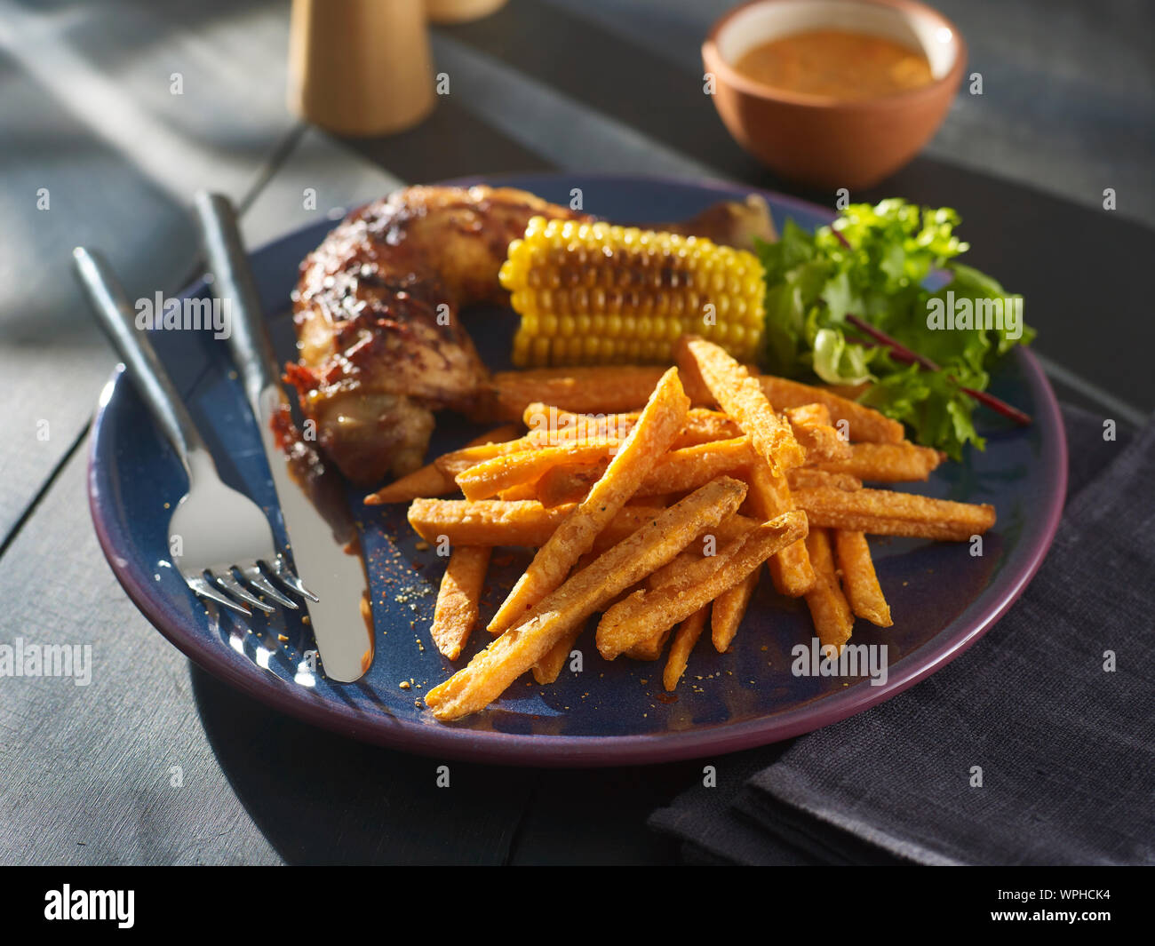 La patata dolce patate fritte con pollo cajun Foto Stock