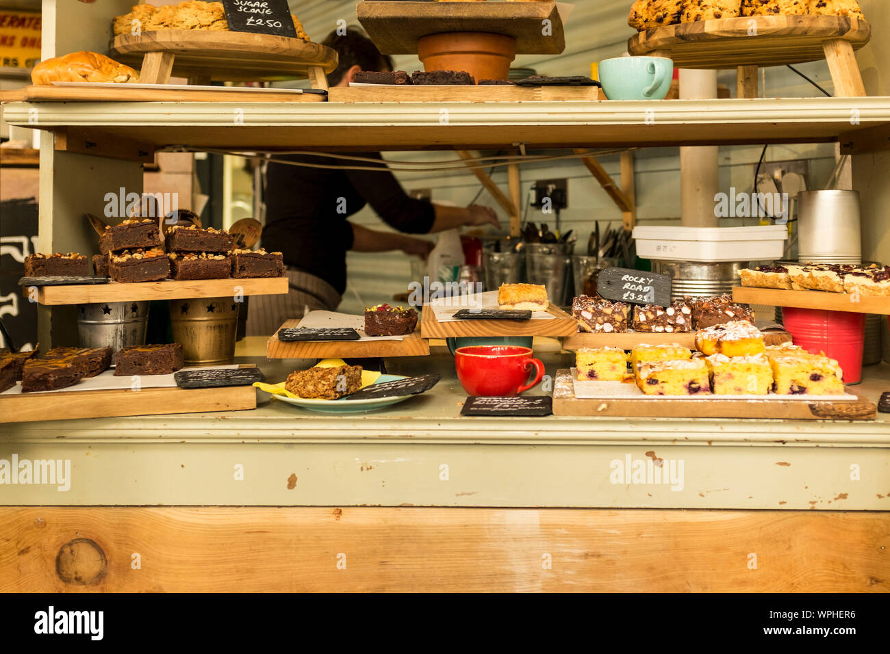 La visualizzazione di vari tipi di dolci in un cafe, Gloucestershire, Regno Unito Foto Stock