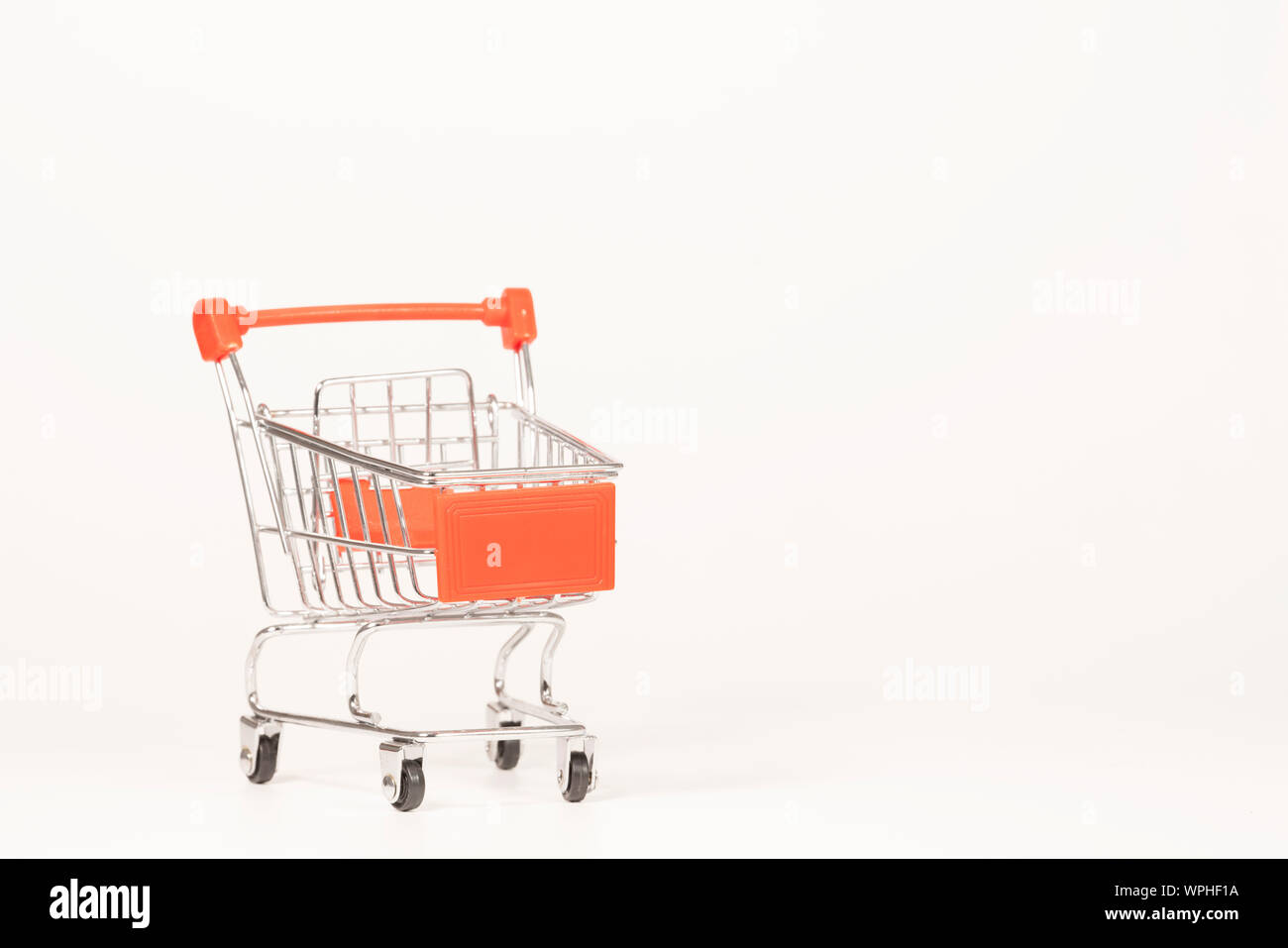 Carrello rosso su sfondo bianco Foto Stock