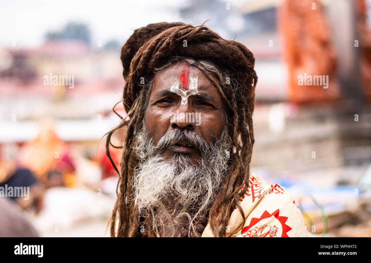 Hindu uomo santo in posa per una fotografia presso il cortile del tempio di Pashupatinath durante Shivaratri. Foto Stock