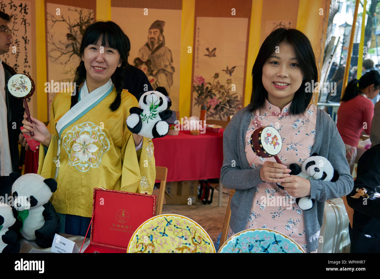 Due donne presenti alcuni tipici prodotti cinesi a questo paese la gabbia. Foto Stock