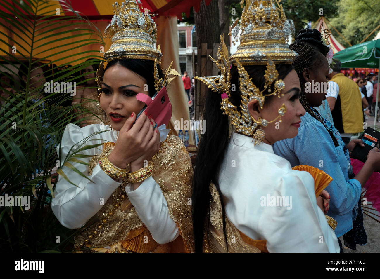 I partecipanti della gabbia di Thailandia vestiti con i costumi tipici del paese Foto Stock