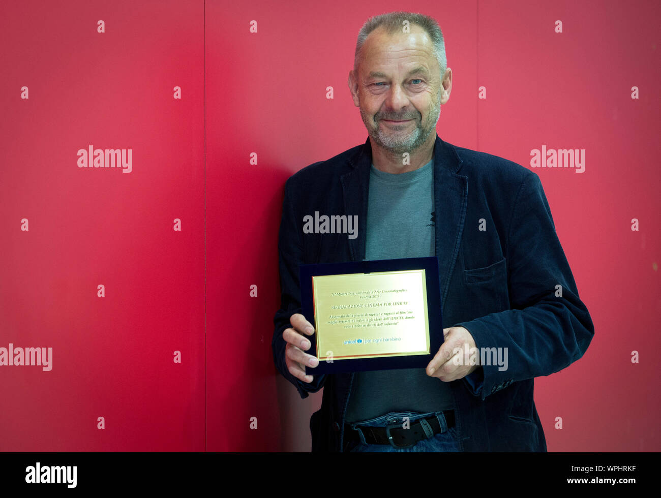 Praga, Repubblica Ceca. 08 Sep, 2019. Direttore ceco Vaclav Marhoul detiene il cinema per il premio Unicef dopo il suo arrivo a Praga dal Venice International Film Festival, Repubblica Ceca, 8 settembre 2019. Il dipinto di uccello, diretto da Vaclav Marhould, ha vinto il cinema per UNICEF award da una giuria dello studente. Questo premio viene assegnato al film che mostra la lotta per i diritti dei bambini nel modo migliore. Credito: Katerina Sulova/CTK foto/Alamy Live News Foto Stock