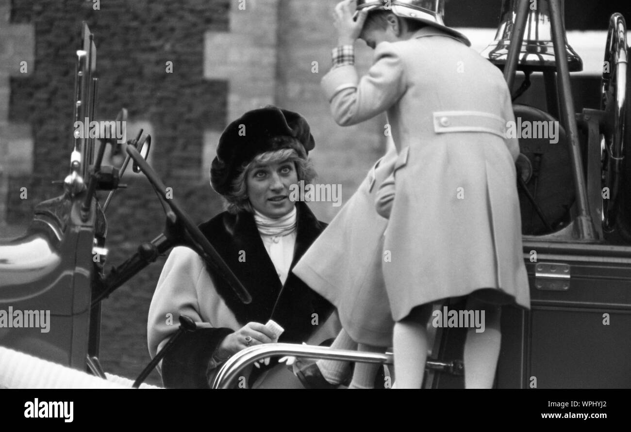 La principessa Diana con figli il principe William e il principe Harry palying su un vintage motore Fire a Sandringham, Norfolk. Foto Stock