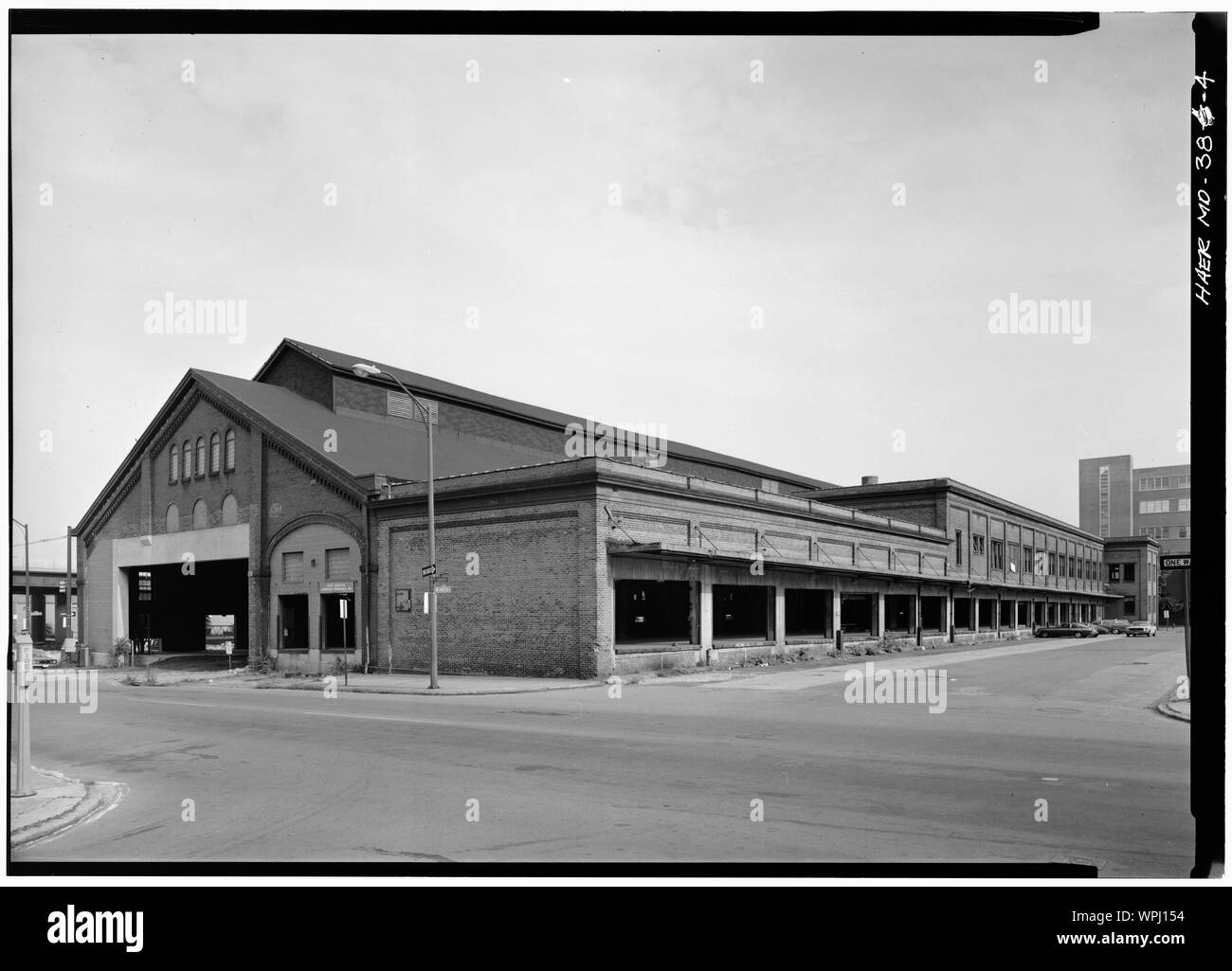Guardando verso sud lungo HUNTER STREET dal monumento ST. C. 1860 capannone del trasporto merci è di struttura a capanna sulla sinistra. Un capannone di ingresso è stato allargato mediante rimozione della Arch apertura sul lato est e di estendere la campata centrale. - North Central Railroad, Baltimore Freight House, Guilford e stradine del centro, Baltimore, Città indipendente, MD; Foto Stock