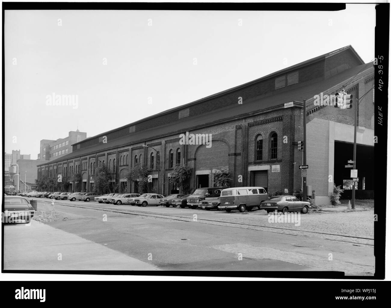 Guardando verso sud su GUILFORD ST. Mostra il lato est del C. 1860 FREIGHT capannone. - North Central Railroad, Baltimore Freight House, Guilford e stradine del centro, Baltimore, Città indipendente, MD; Foto Stock
