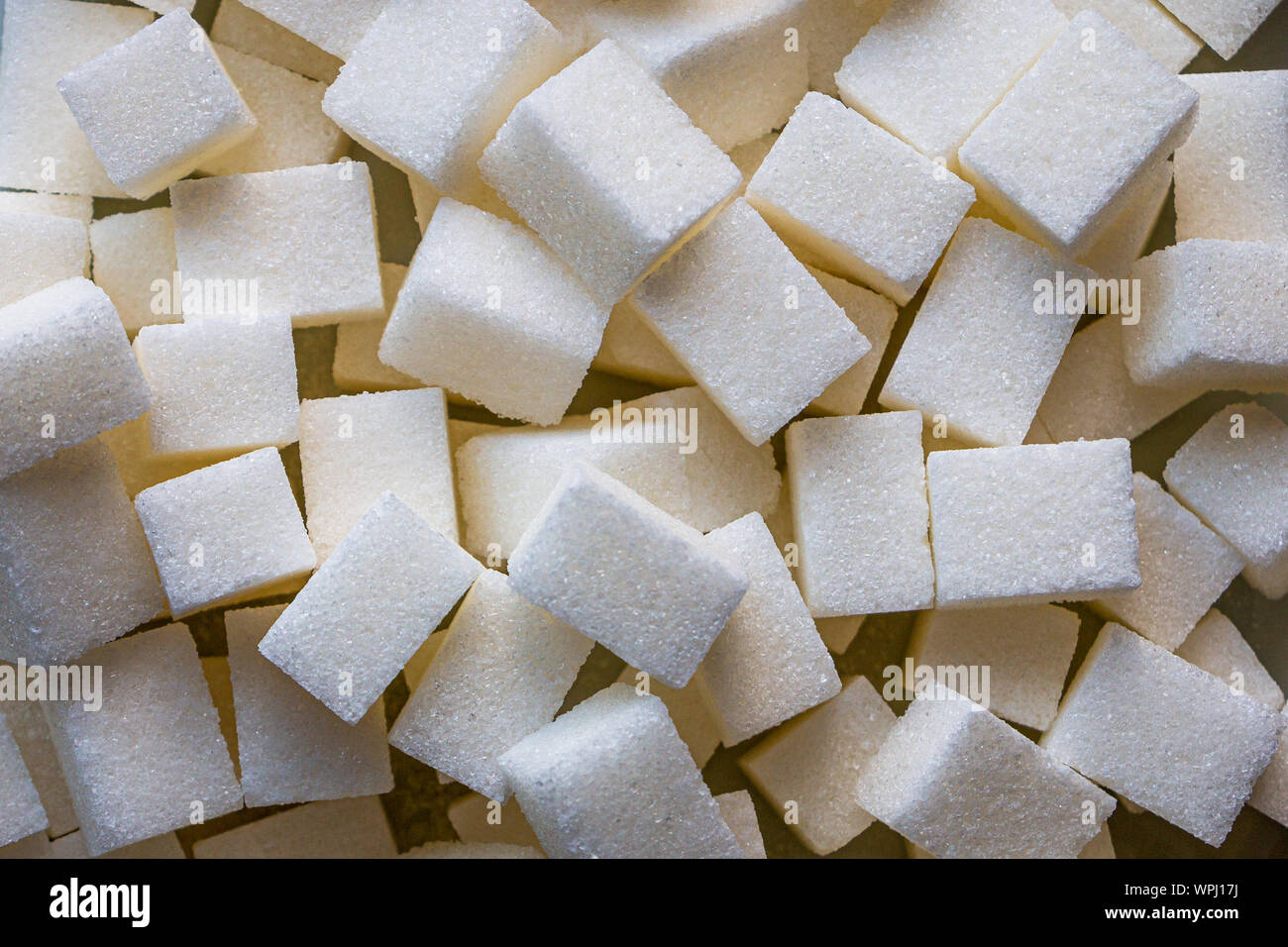 Zollette di zucchero per la dolcificazione il cibo e le bevande come tè o  caffè. Un sacco di energia in un piccolo cubo Foto stock - Alamy