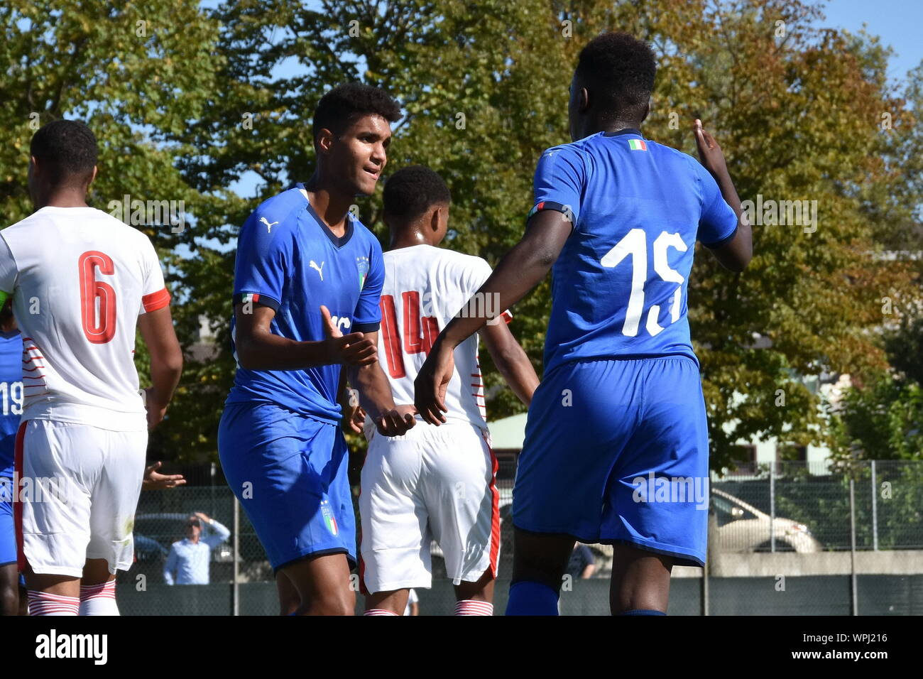 Colorno (PR), Italia, 09 Sep 2019, felicità MICHAEL NTUBE E PAOLO GOZZI IWERU durante il test match 2019 Internazionale sotto 19 - Italia U19 Vs Svizzera U19 - Squadra di calcio italiano - Credit: LPS/Alessio Tarpini/Alamy Live News Foto Stock