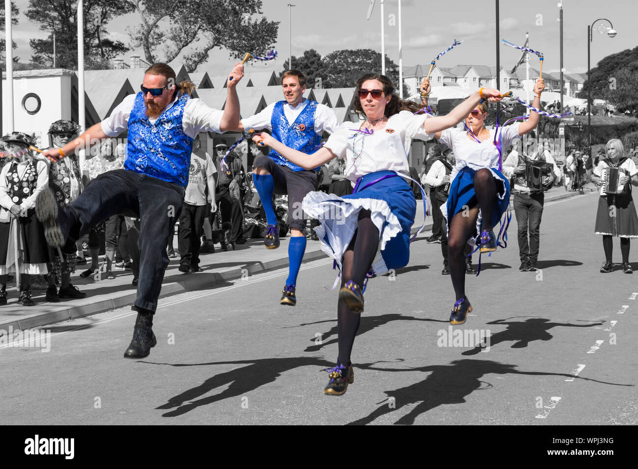 Marlings Morris ballerini eseguono le loro danze a Swanage Folk Festival, Swanage, DORSET REGNO UNITO su una calda giornata di sole nel mese di settembre Foto Stock