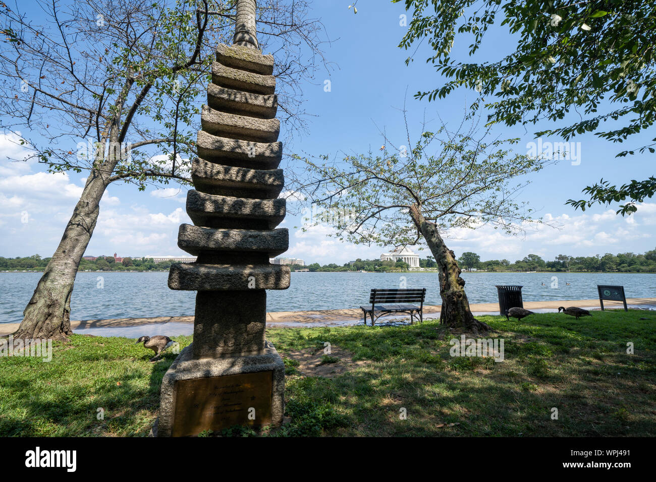 Washington, DC - Agosto 6, 2019: Pagoda giapponese è una statua di pietra in West Potomac Park, Washington D.C, al bacino di marea. Mostrato in estate Foto Stock