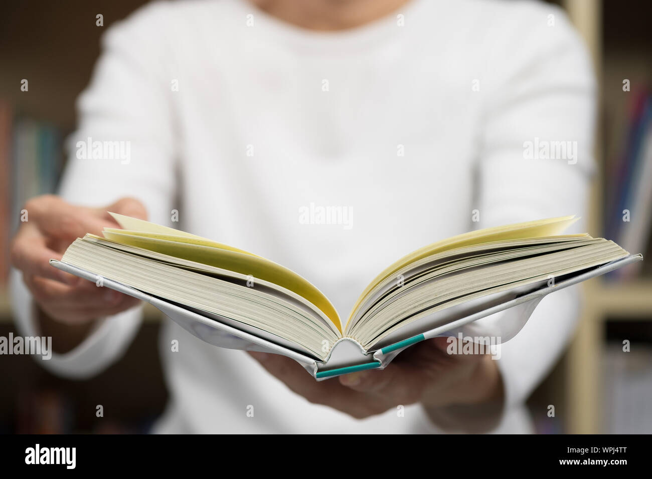 Asia donna libro di lettura in biblioteca, conoscenza e concetto di apprendimento Foto Stock