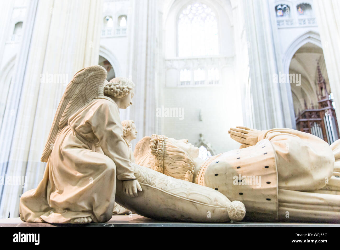 Angeli tenendo premuto il cuscino sotto François II e Marguerite di Foix capi nella cattedrale di Nantes, Francia Foto Stock
