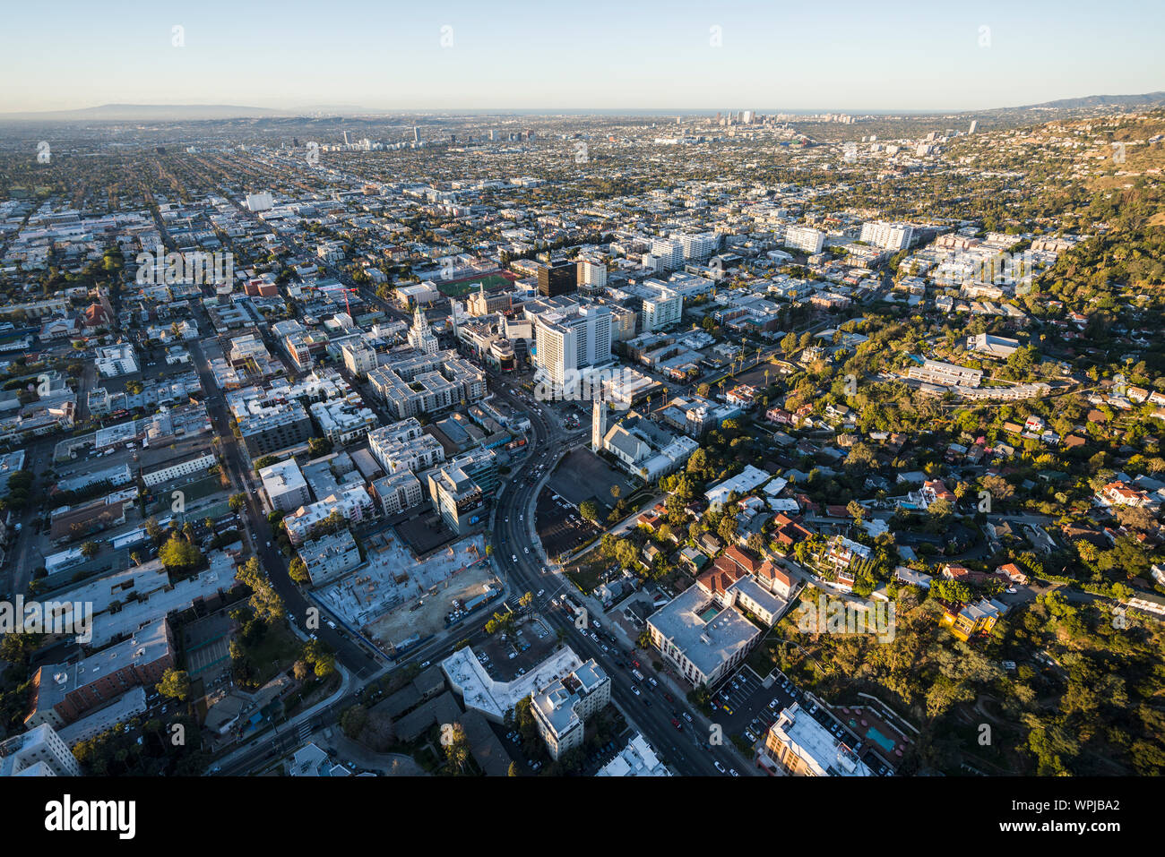 Los Angeles, California, Stati Uniti d'America - 20 Febbraio 2019: Dawn vista di Highland Ave vicino a Hollywood Blvd in scenic California del Sud. Foto Stock
