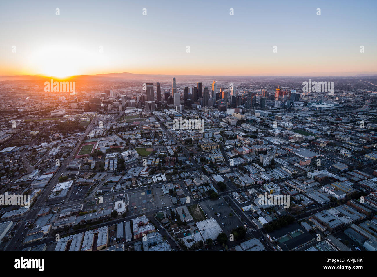 Los Angeles, California, Stati Uniti d'America - 20 Febbraio 2018: vista aerea di urban Los Angeles cityscape di sunrise. Foto Stock