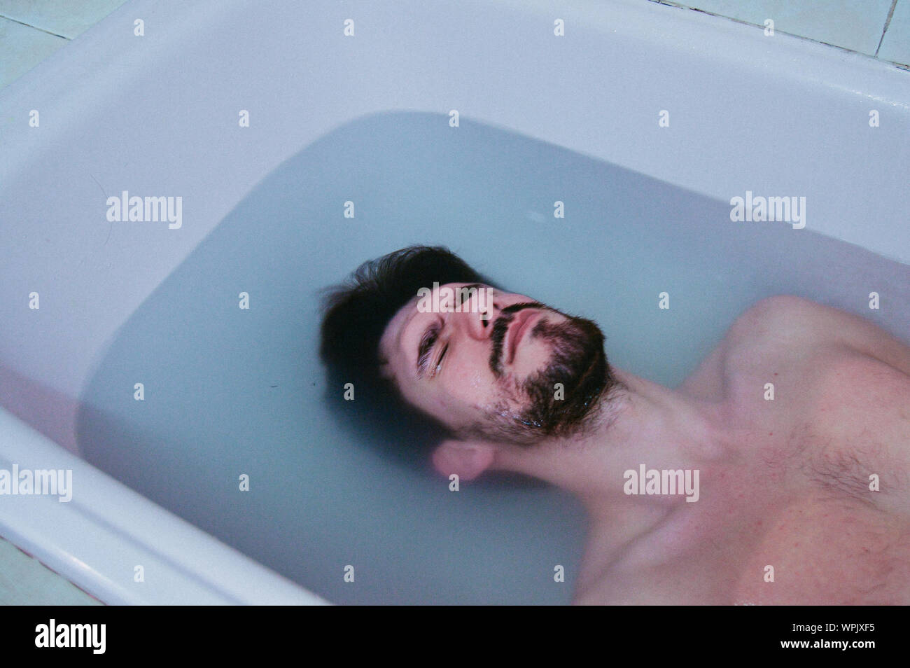 Uomo nella vasca da bagno immagini e fotografie stock ad alta risoluzione -  Alamy