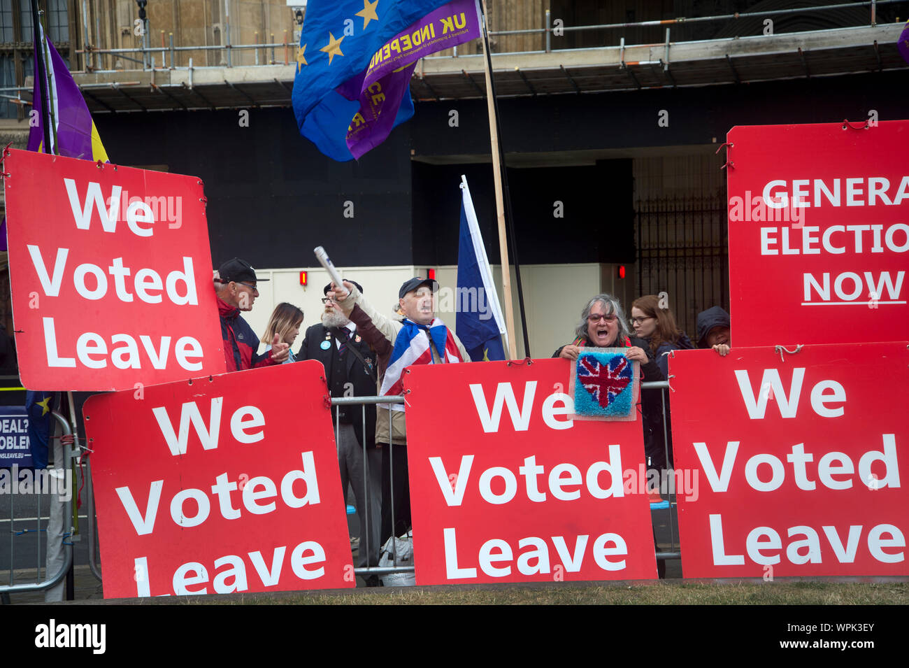 Il Parlamento protesta 9 settembre 2019. Lasciare i manifestanti con cartelli dicendo "lascia ora'. Foto Stock