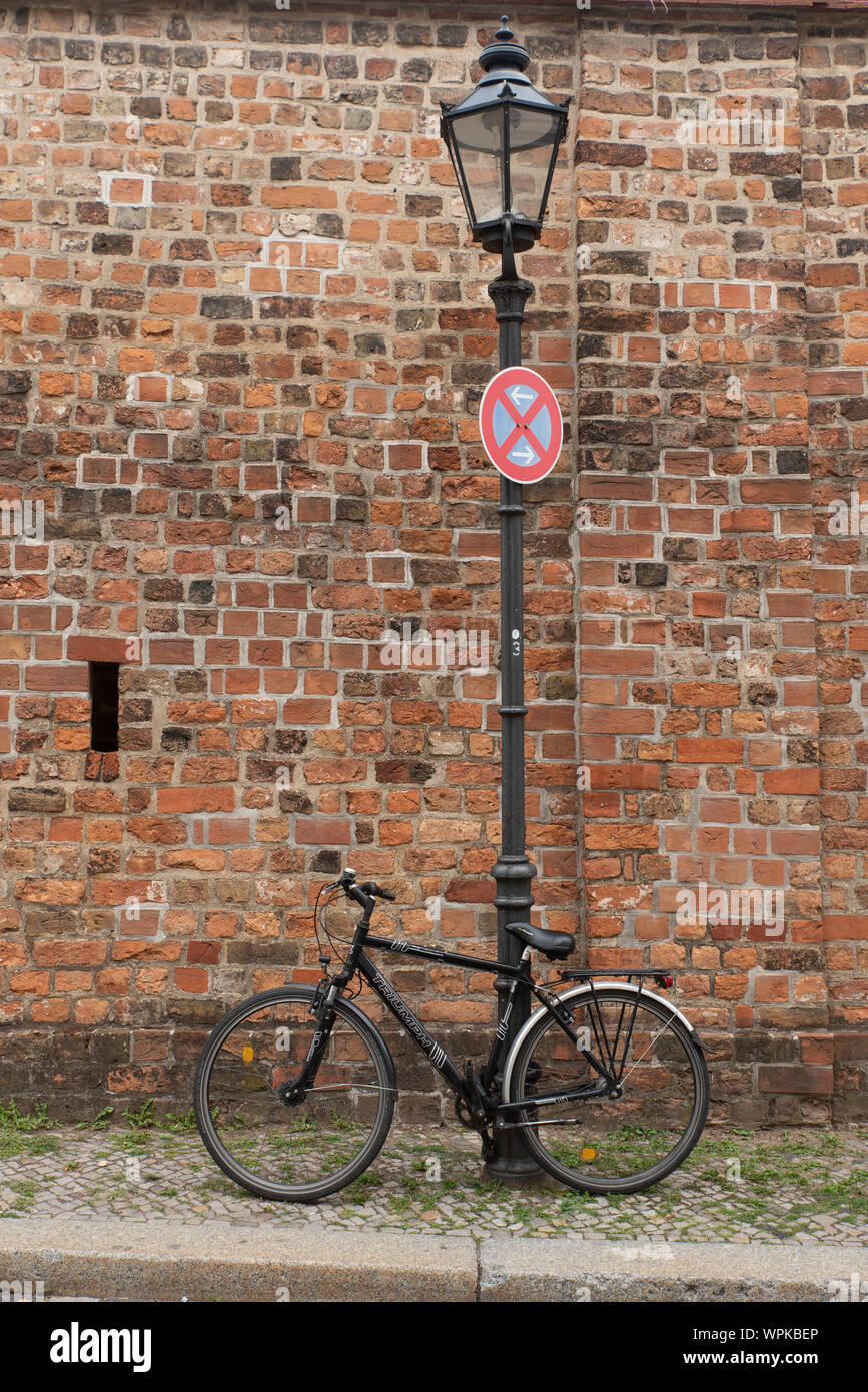 Una bicicletta è parcheggiato sotto un lampione, Spandau, Berlino, Germania. Foto Stock