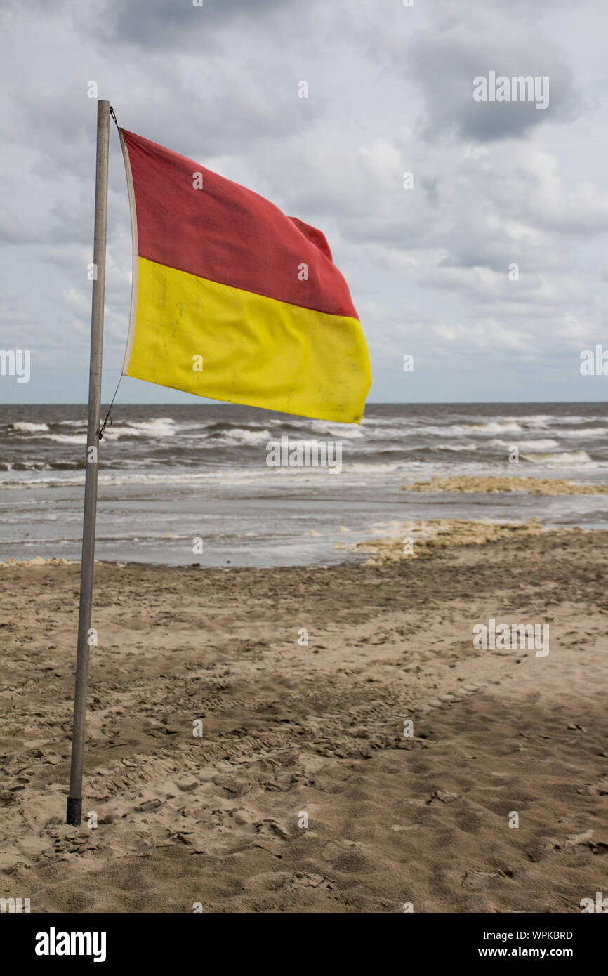 Un rosso e giallo di bandiera che dettaglia il bagnino in spiaggia a Nes Ameland, Foto Stock