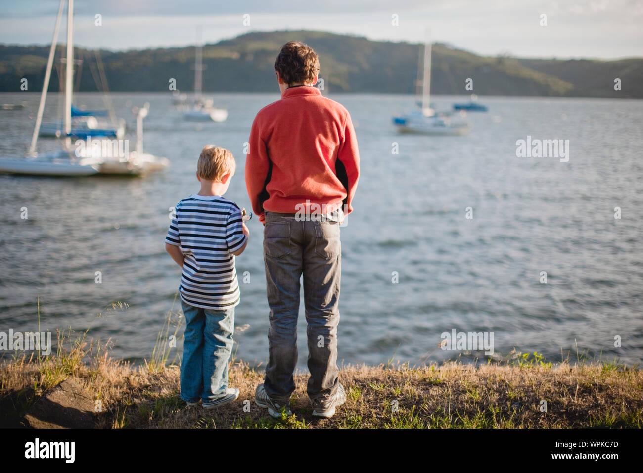 Due fratelli Standing at waters edge. Foto Stock