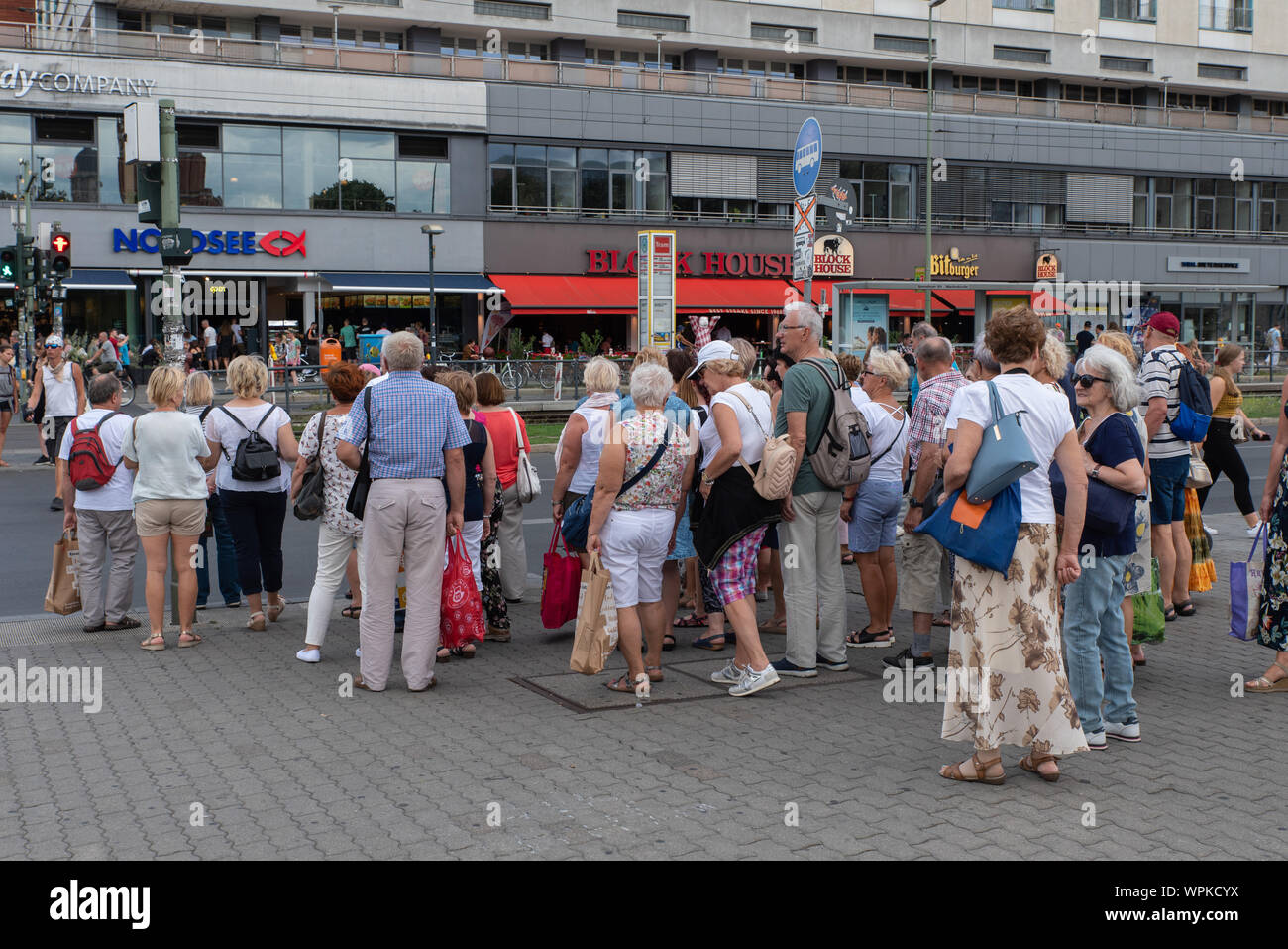 Gruppo di turisti su Alexanderplatz di Berlino, Germania. Foto Stock