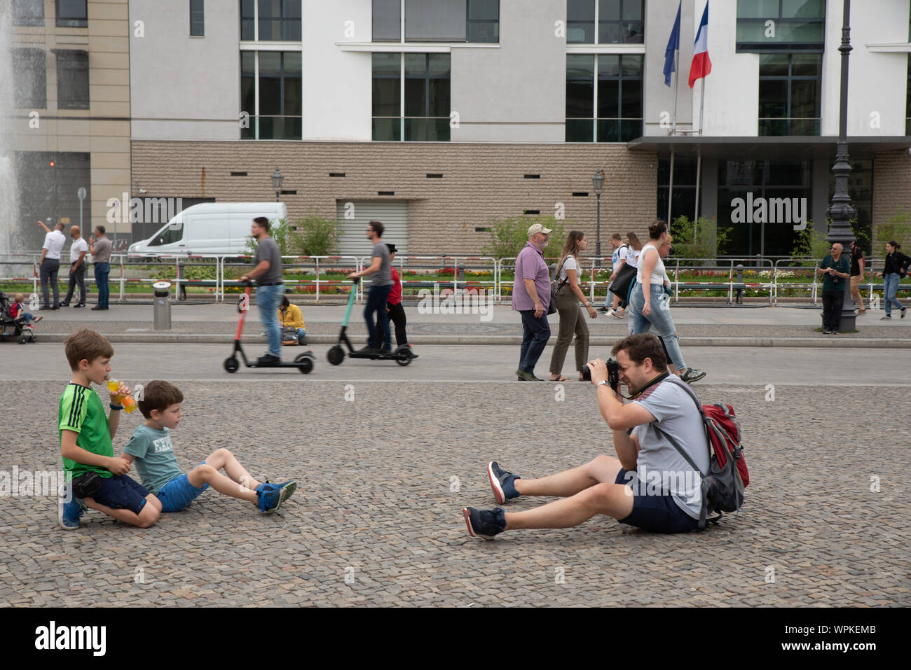 Tourist fotografare i bambini al Brandenburger Tor, Berlino, Germania. Foto Stock