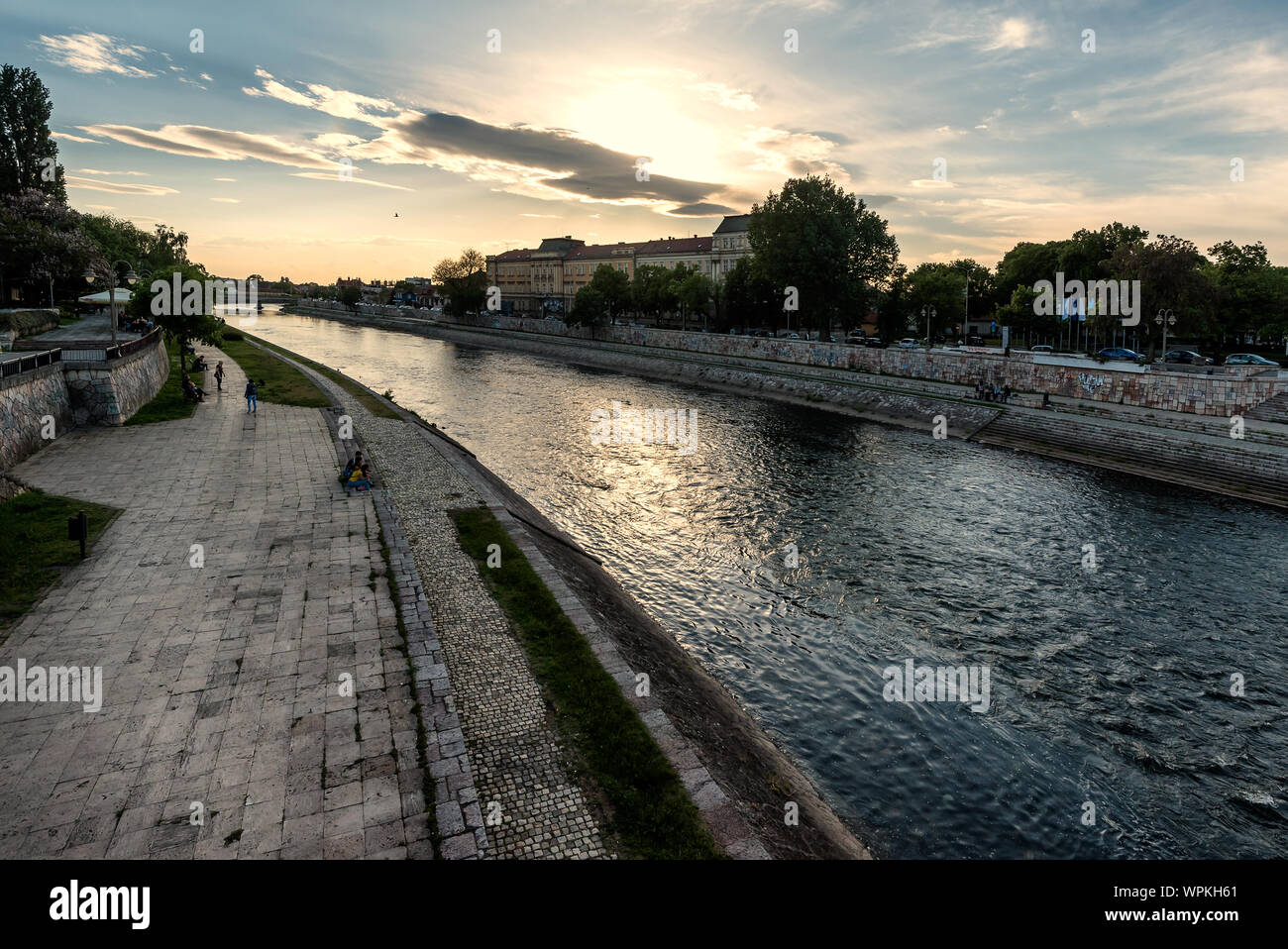 NIS, SERBIA - 3 Maggio 2019: NSI fortezza e palazzo universitario, presso le banche del fiume Nisava con mobile bar caffè. Nis è la terza città più grande di S Foto Stock