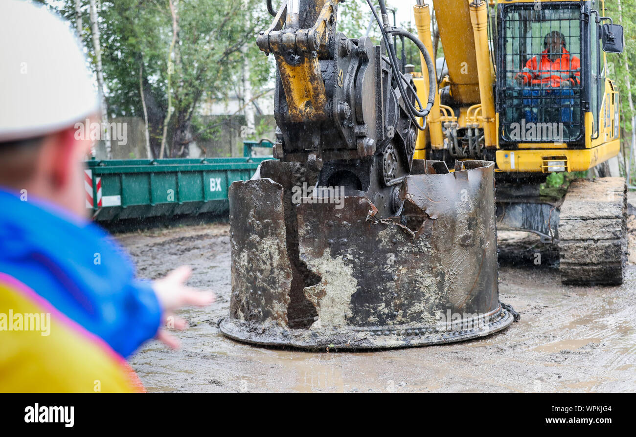 09 settembre 2019, in Sassonia, Lipsia: Un escavatore è il recupero di una parte di un vecchio serbatoio sul sito dell'ex serbatoio Lacufa fattoria (ex VEB Farben und Lackfabrik Lipsia). Le sostanze chimiche sono state memorizzate sul sito dal 1928. Solventi e diluenti di vernice sono stati memorizzati in sette serbatoi sotterranei con una capacità totale di 200.000 litri. Durante molti anni di funzionamento, di notevoli quantità di sostanze sono stati rilasciati nel suolo. 80% dei costi di ristrutturazione di 1,4 milioni di EUR sarà rifinanziato dalla stato della Sassonia. Complesso di proprietà e di successione legale aveva finora pr Foto Stock