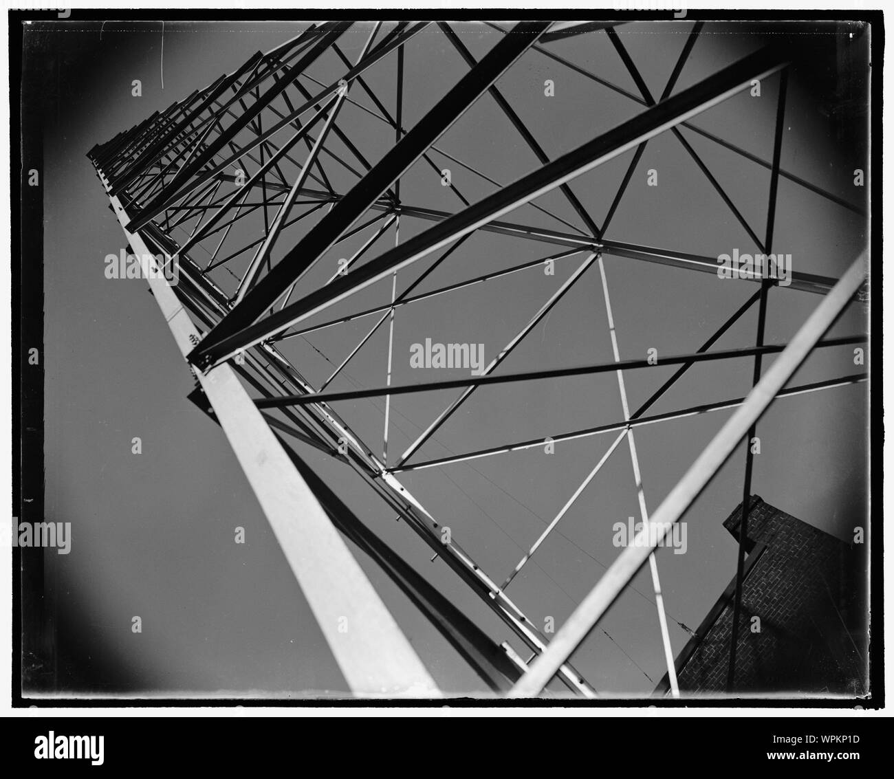 Guardando il palo dell'antenna nella parte posteriore della stazione precinct. Washington D.C., Ott. 29. WPDW, la stazione radio azionato dalla Metropolitan Police Department qui è considerato uno dei più efficienti e meglio attrezzato del paese. Si trova al n. 10 precinct, è stato progettato e costruito da Lieut. James Kelly nel 1931 e opera su 400 watt, 2422 chilocicli. Due vie per le trasmissioni radio è ora in fase sperimentale e circa tre vetture sono attesi per essere al servizio del prossimo anno. Tutti i motocicli sono equipaggiate con le attrezzature di ricezione, 10/38 Foto Stock