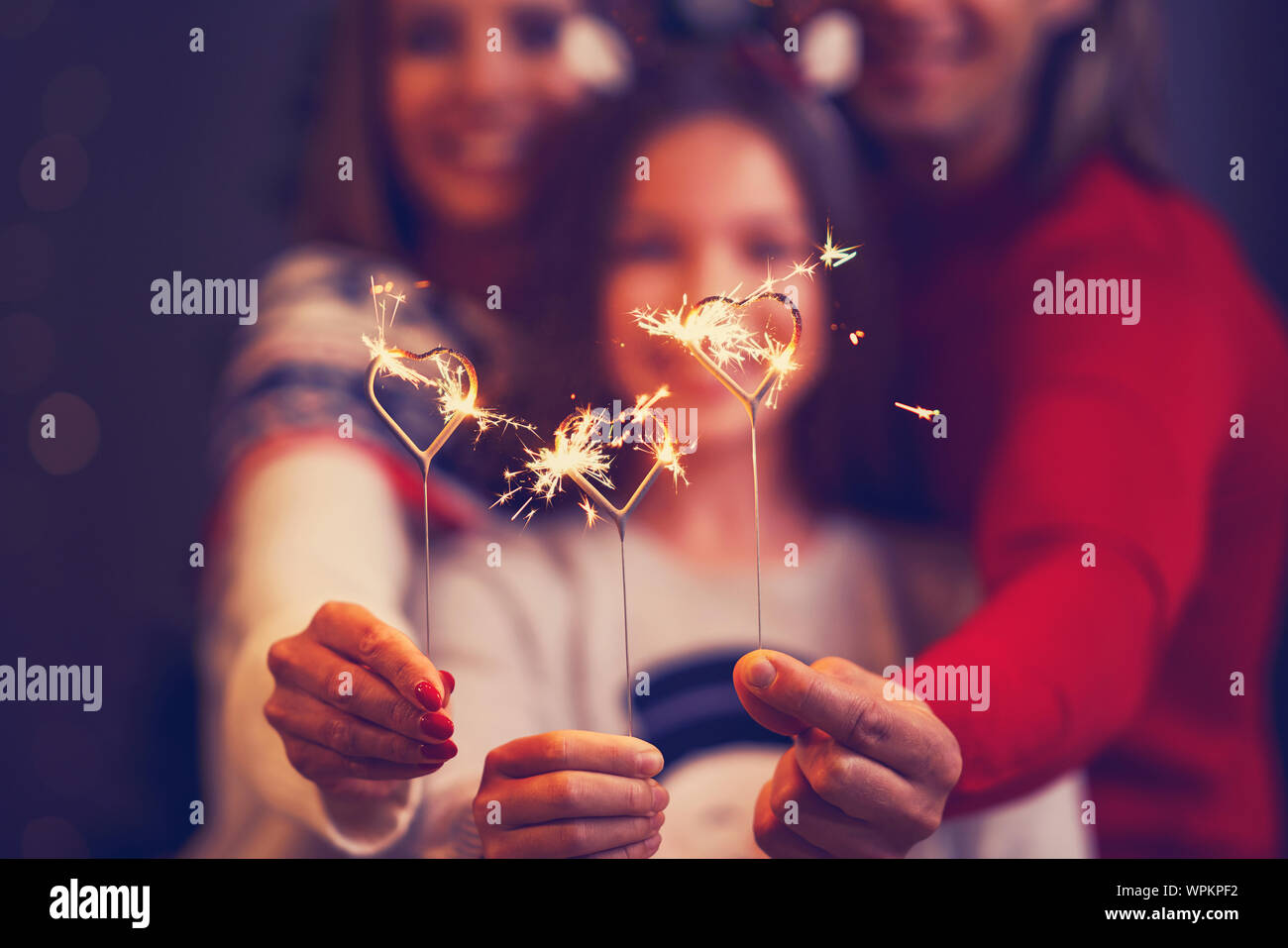 Bella Famiglia festeggiano il Natale e l'azienda botti Foto Stock