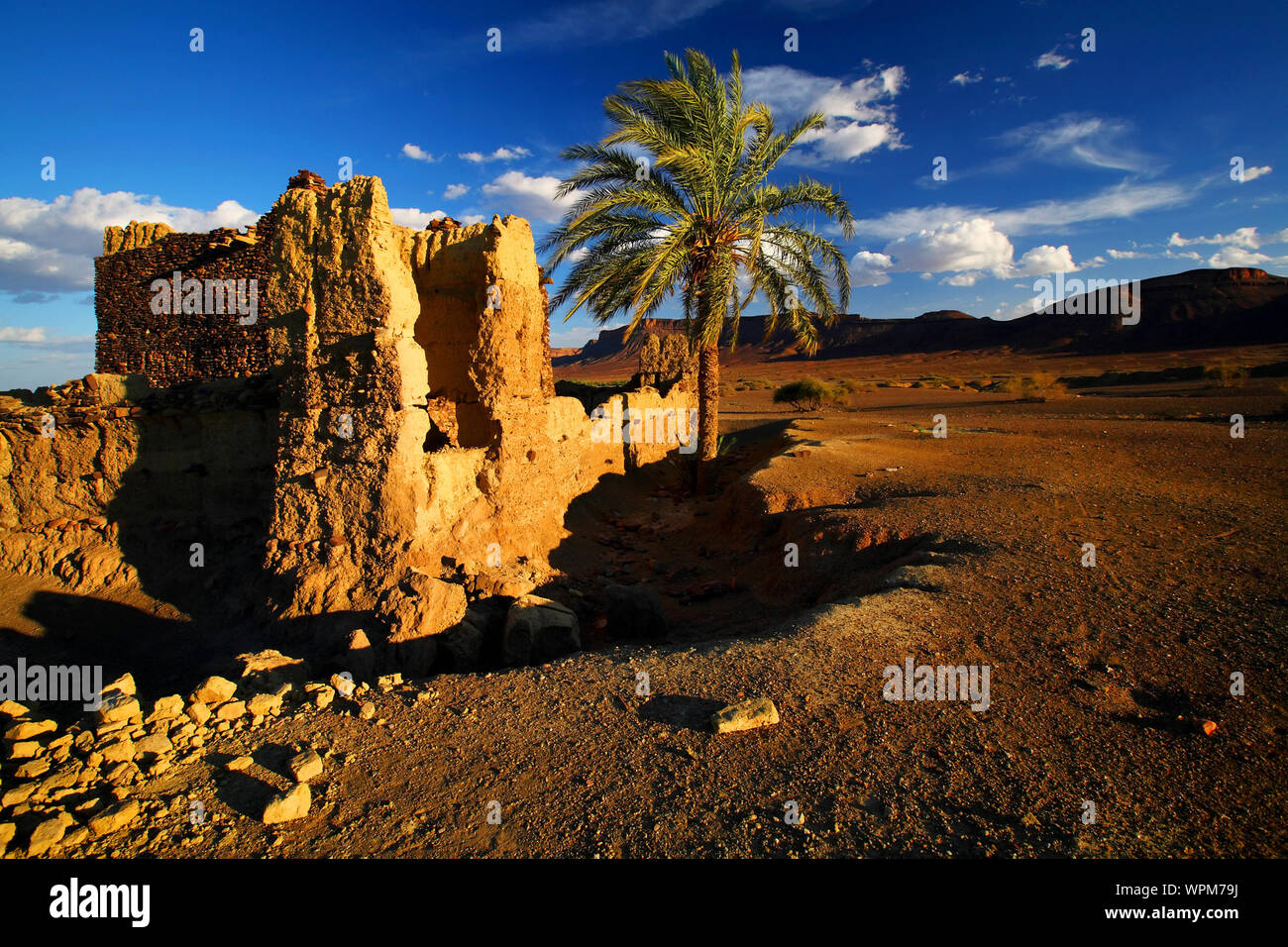 Vecchio rudere nel deserto contro Sky Foto Stock