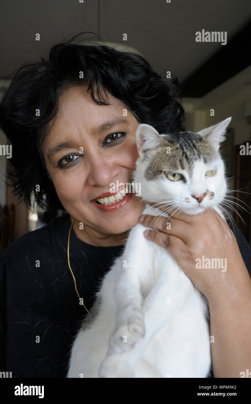 Taslima Nasrin, autore del Bangladesh, medico, femminista, umanista  secolare e attivista per i diritti umani rappresentano con il suo gatto. Lei  è noto per la sua scrittura sul Foto stock - Alamy