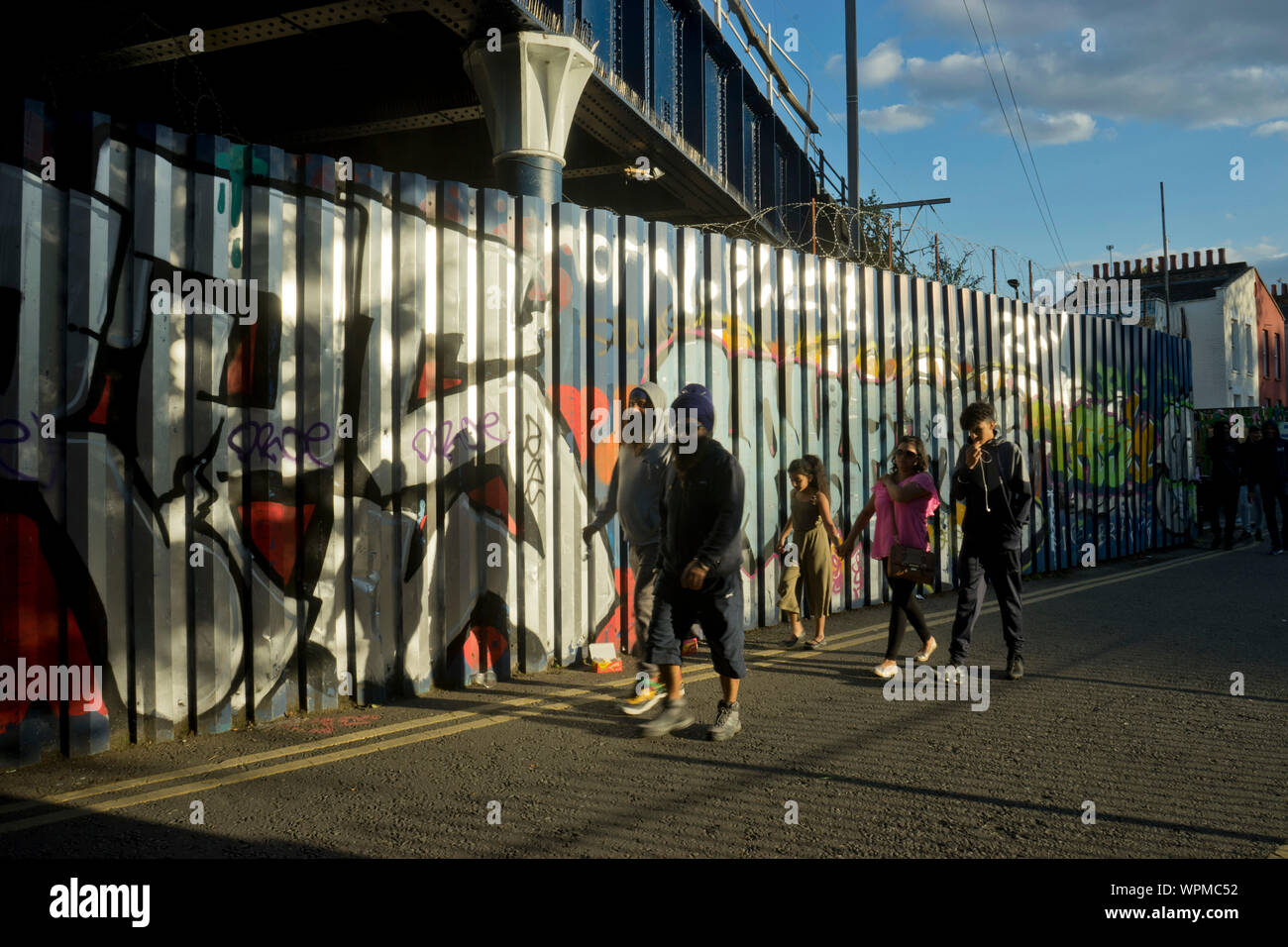 Festaioli godendo di Hackney il Carnevale per le strade di Hackney, Londra. Inghilterra, Regno Unito Foto Stock