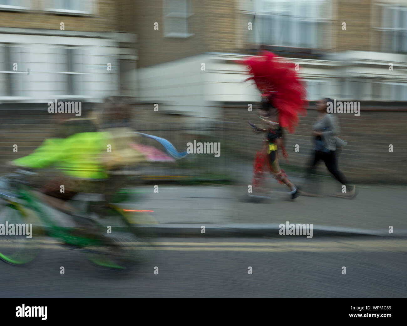 Festaioli godendo di Hackney il Carnevale per le strade di Hackney, Londra. Inghilterra, Regno Unito Foto Stock