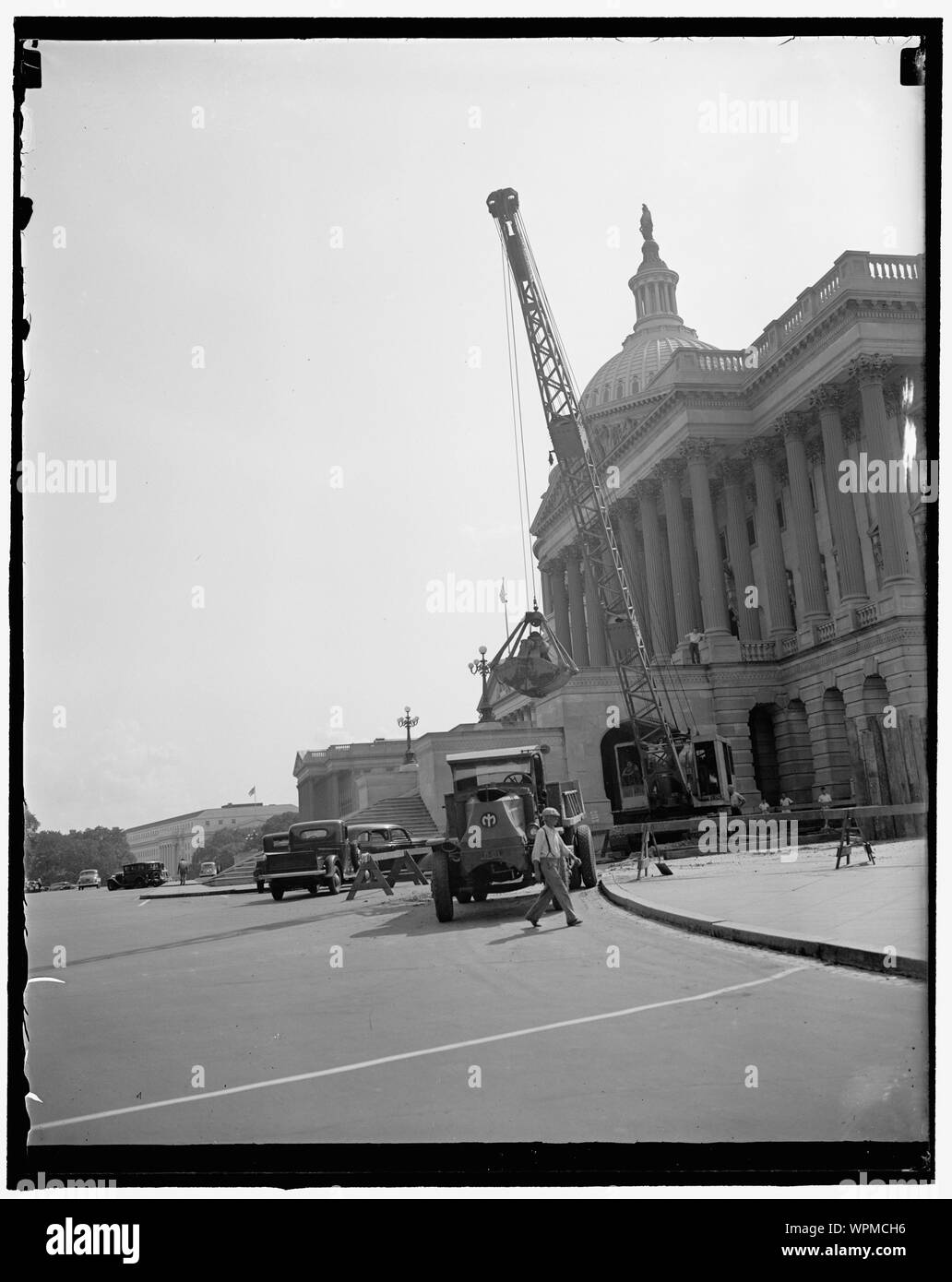 Perso: un tubo dell'acqua fredda. Washington D.C., Sett. 5. In cerca di una perdita di acqua linea che corre dalla casa ufficio edificio attraverso il Campidoglio, operai stanno scavando fino al Campidoglio di terra con una pala di vapore. Quando trovano la tubazione, faranno un collegamento per la mandata di acqua refrigerata per la climatizzazione del Senato edificio per uffici. Foto Stock