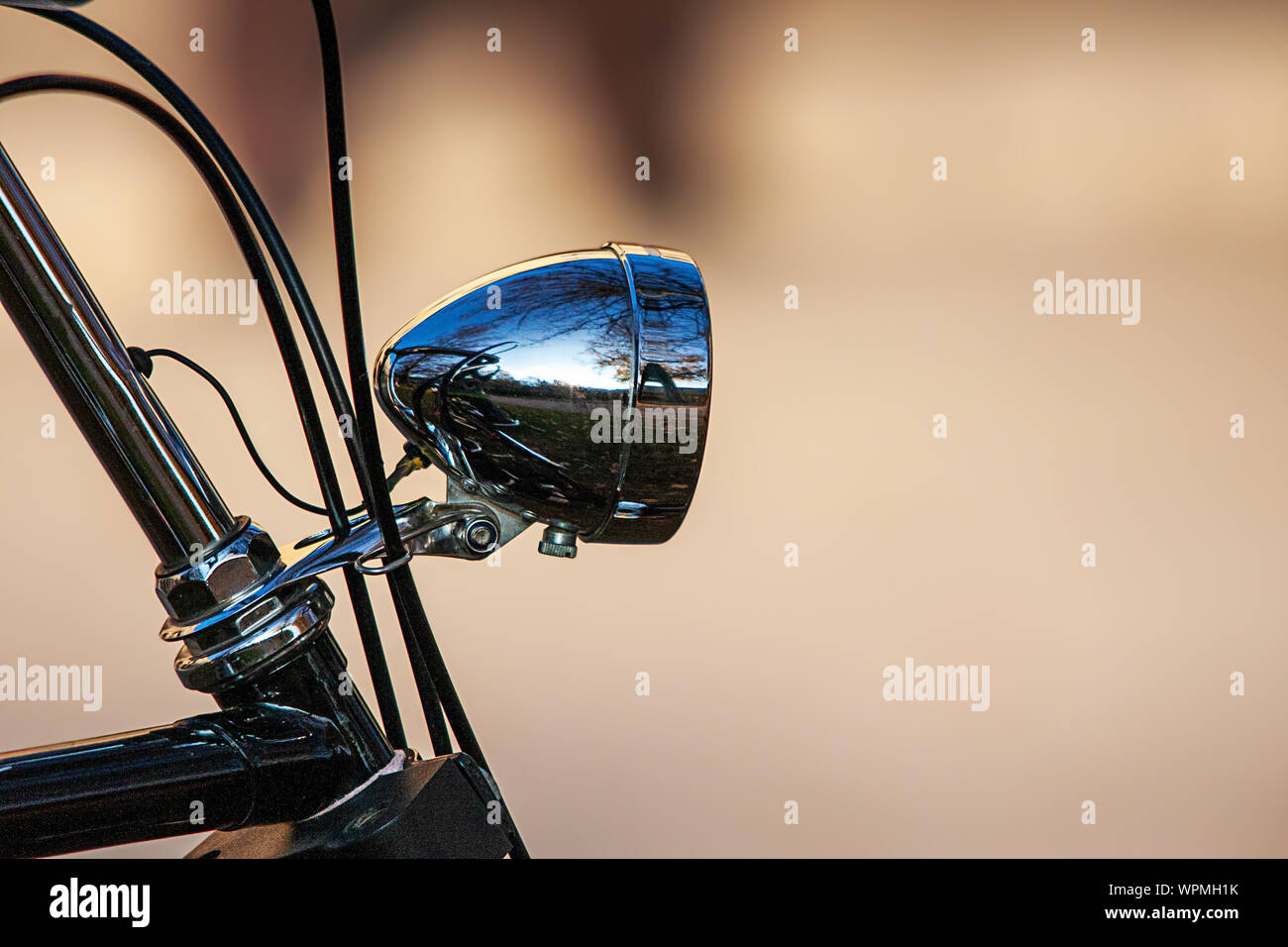 Lucido lampada lucidato su una vecchia bicicletta ben tenuta Foto Stock