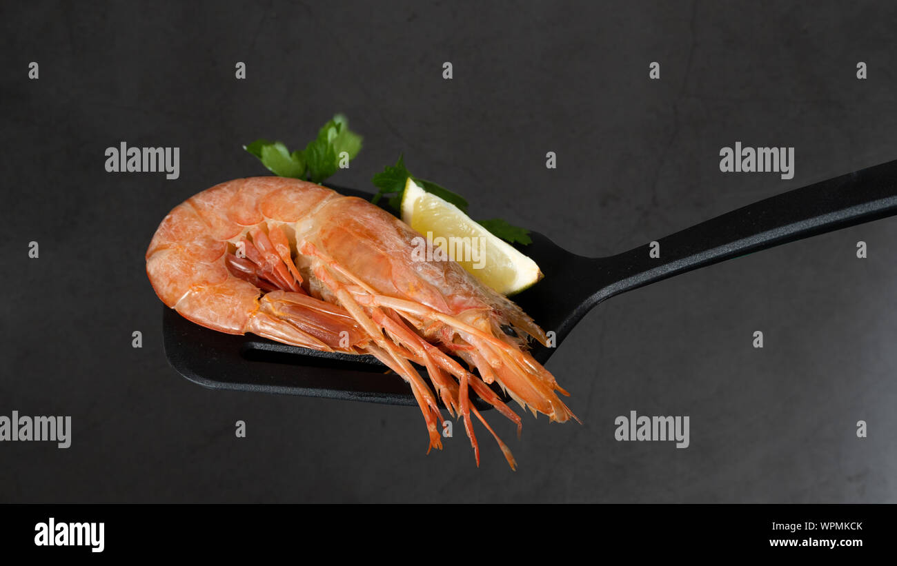 Accurata selezione di gamberi jumbo per la cena sulla lastra di pietra. Foto Stock