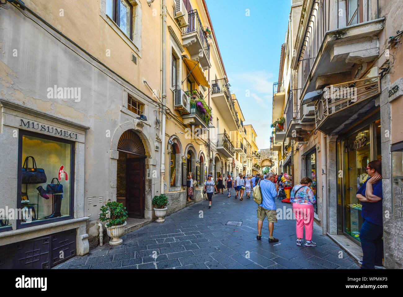 Un paio di negozi di finestra sul Corso Umberto nel centro storico di Taormina centro storico dell'isola di Sicilia, Italia nel Mediterraneo. Foto Stock
